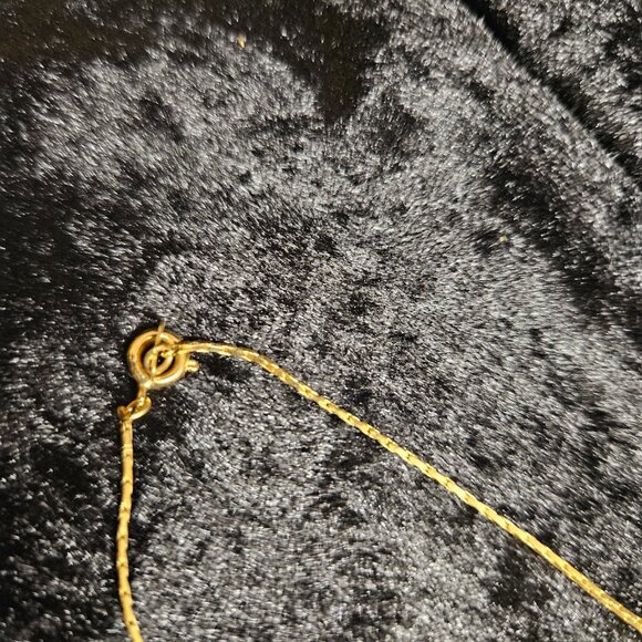 7 1/2" gold tone necklace with white & gold accent beads at the center - Picture 3 of 4